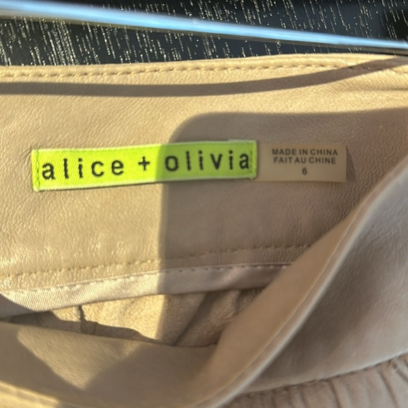 Alice + Olivia, leather beige skirt with silk lining. - Picture 3 of 3